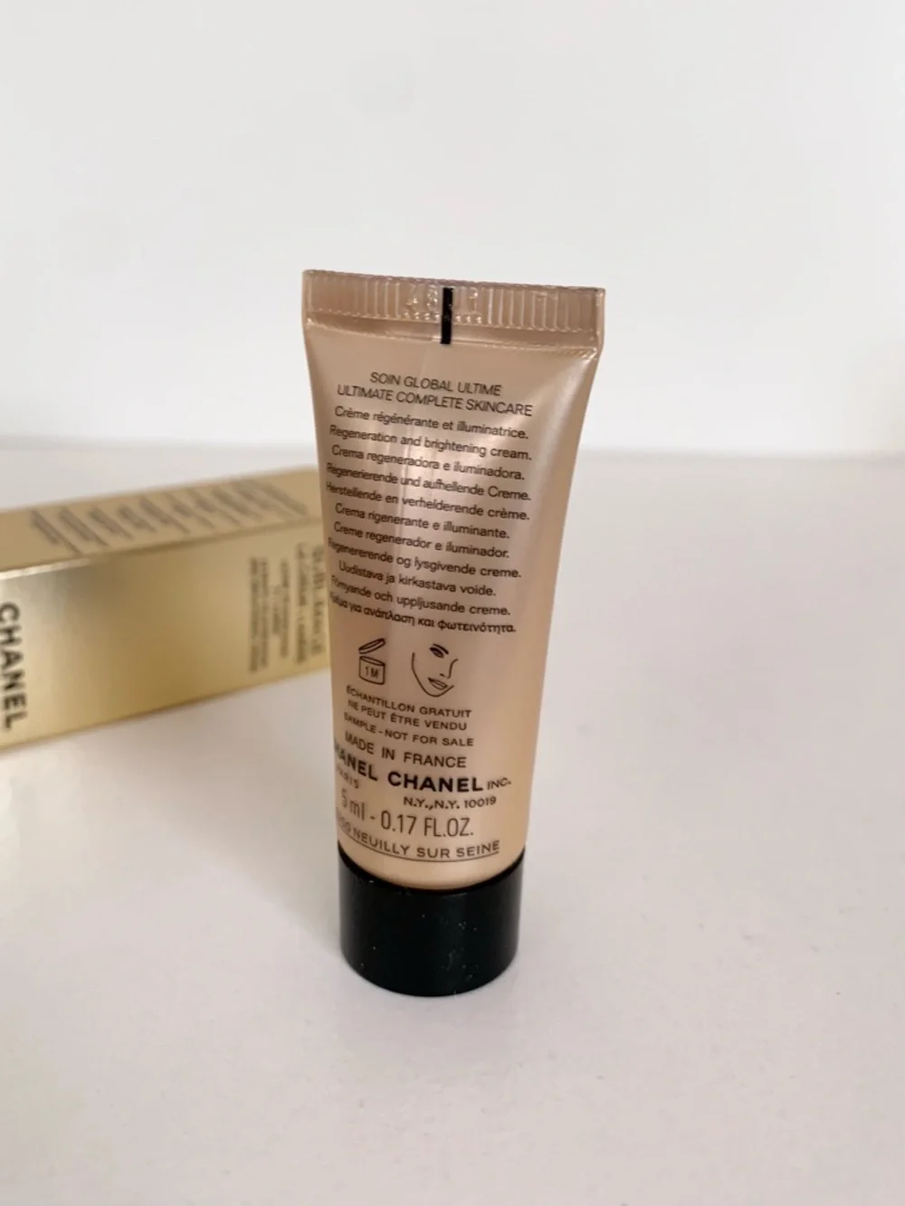 Hold CHANEL Sublimage La Crème Lumière - Picture 11 of 15